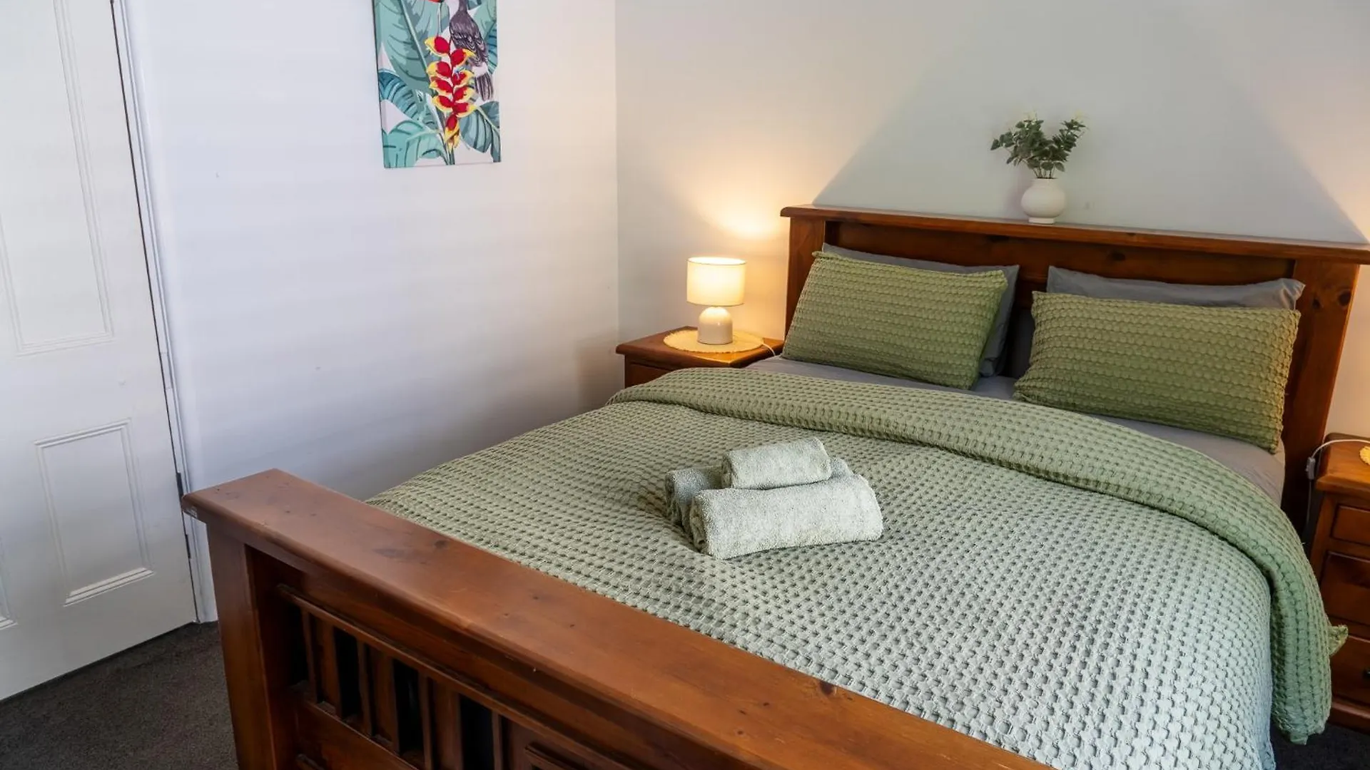 Hot Tub, Ice Bath, Gym, Sauna, Pool Table Coorparoo Haven Brisbane Homestay