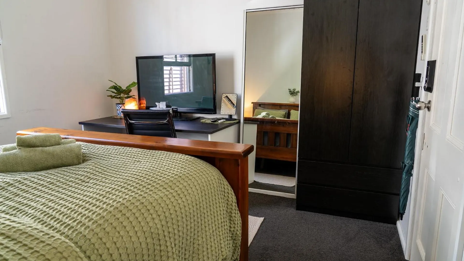 Hot Tub, Ice Bath, Gym, Sauna, Pool Table Coorparoo Haven Brisbane Homestay