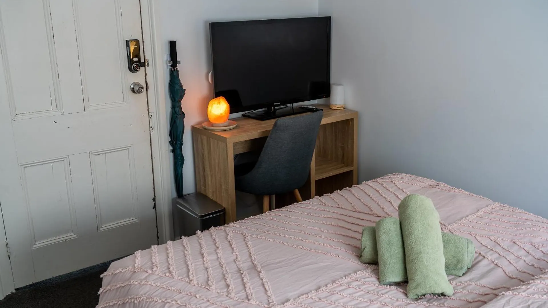 Homestay Hot Tub, Ice Bath, Gym, Sauna, Pool Table Coorparoo Haven Brisbane Australia