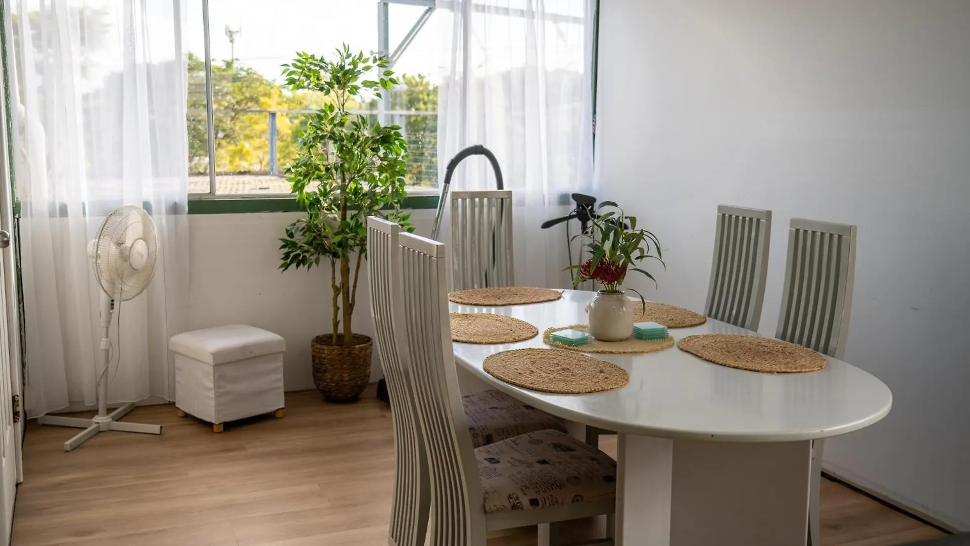 Hot Tub, Ice Bath, Gym, Sauna, Pool Table Coorparoo Haven Brisbane