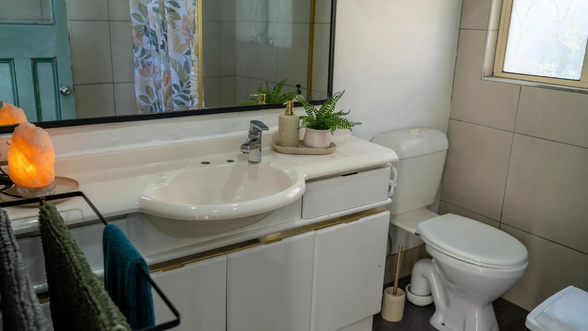 Hot Tub, Ice Bath, Gym, Sauna, Pool Table Coorparoo Haven Brisbane Homestay