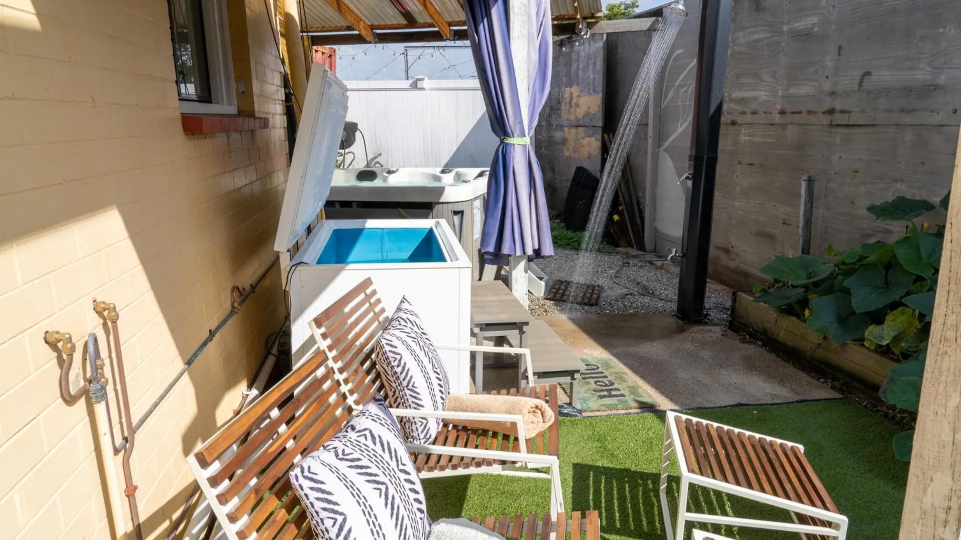 Hot Tub, Ice Bath, Gym, Sauna, Pool Table Coorparoo Haven Brisbane