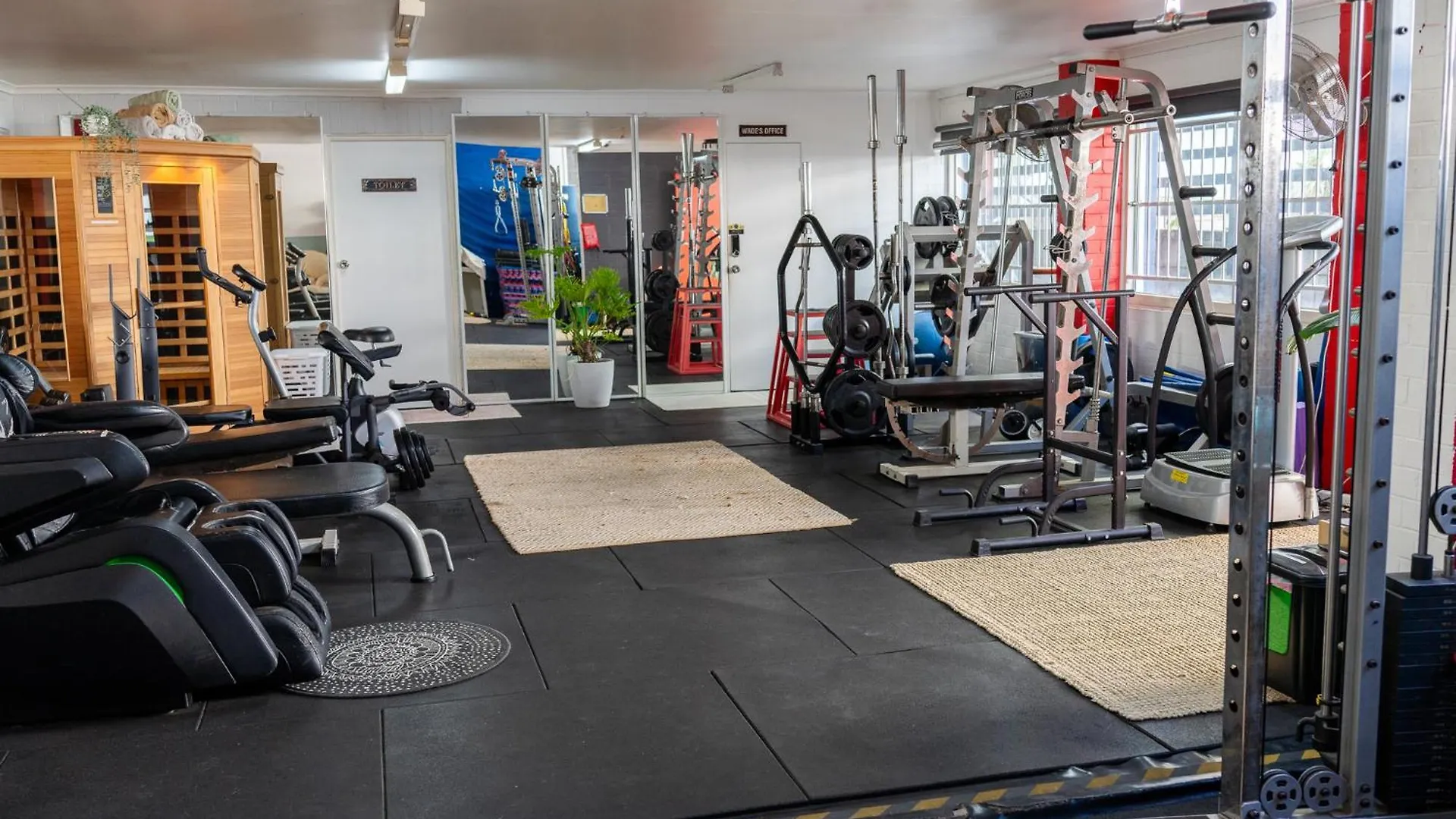 Homestay Hot Tub, Ice Bath, Gym, Sauna, Pool Table Coorparoo Haven Brisbane